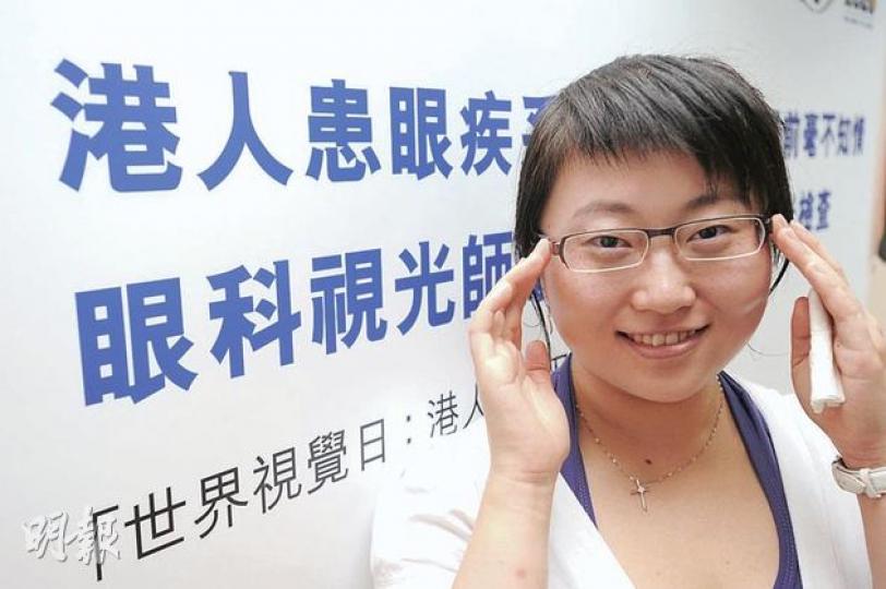 26歲的歐吉捷在旅行期間拍照時發現自己的右眼視物模糊，本以為是近視加深，不願花錢接受全面綜合眼科視光檢查，誰料是視覺神經周邊發炎，右眼視力一度只有正常的20%。經治療後，她目前視力也只能回復至80%。（尹錦恩攝）