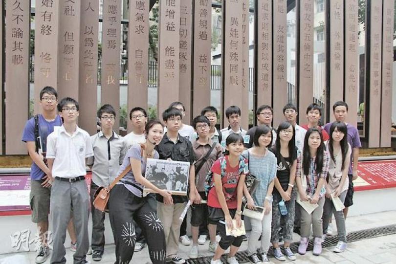 天主教正義和平委員會近日舉行中山史蹟徑民間導賞團，導遊葉寶琳（前排左一）帶中學生到剛完工的百子里公園，了解辛亥革命在港事迹，及以古喻今，反思現今社會環境。（鄭穎瑩攝）