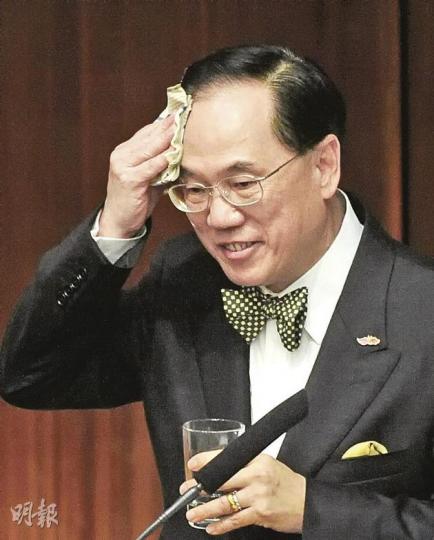 會議廳冷氣充足,但特首曾蔭權昨宣讀施政報告時多次抹汗,他事後稱是因被四盞射燈照着有關。(余俊亮攝) 會議廳冷氣充足,但特首曾蔭權昨宣讀施政報告時多次抹汗,他事後稱是因被四盞射燈照着有關。(余俊亮攝)