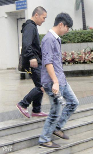 O記派出卧底探員加入和勝和,一度遭綽號「廟街朗」的被告譚逸朗(左)質疑是警方派來臥底。(林景輝攝) O記派出卧底探員加入和勝和,一度遭綽號「廟街朗」的被告譚逸朗(左)質疑是警方派來臥底。(林景輝攝)
