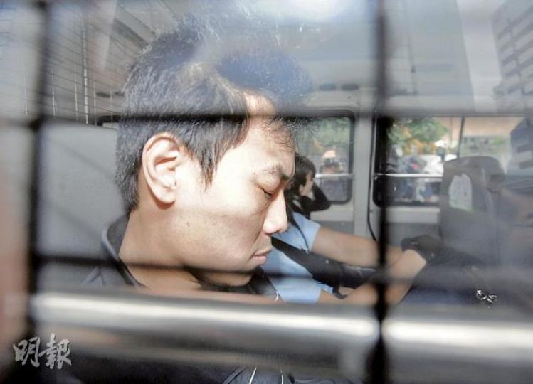 涉在將軍澳連環斬傷途人的疑犯關秉威,昨被警車押往觀塘法院應訊。他被控一項蓄意傷人罪,暫毋須答辯,案件押後2周,等候精神科報告。(李澤彤攝) 涉在將軍澳連環斬傷途人的疑犯關秉威,昨被警車押往觀塘法院應訊。他被控一項蓄意傷人罪,暫毋須答辯,案件押後2周,等候精神科報告。(李澤彤攝)