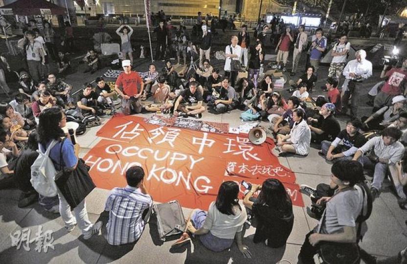 約100名示威者昨晚繼續「佔領中環」,由交易廣場轉至匯豐銀行總行集會,響應美國「佔領華爾街」行動,抗議全球資本主義,對地產金融霸權說不。(何家達攝)部分示威者在中環匯豐銀行總行地下紮營通宵留守,繼續響應「佔領中環」行動,抗議地產金融霸權,當中不乏雷曼事主。(何家達攝)居港6年的英籍小學教師Tom Grundy(圖)認為,港府應改變稅制規管商界,解決香港貧富懸殊的問題。(陳家俊攝)居港7年、來自英國的Darren(後),昨帶同7歲在港土生土長的女兒(前)出席集會。(李紹昌攝) 約100名示威者昨晚繼續「佔領中環」,由交易廣場轉至匯豐銀行總行集會,響應美國「佔領華爾街」行動,抗議全球資本主義,對地產金融霸權說不。(何家達攝)部分示威者在中環匯豐銀行總行地下紮營通宵留守,繼續響應「佔領中環」行動,抗議地產金融霸權,當中不乏雷曼事主。(何家達攝)居港6年的英籍小學教師Tom Grundy(圖)認為,港府應改變稅制規管商界,解決香港貧富懸殊的問題。(陳家俊攝)居港7年、來自英國的Darren(後),昨帶同7歲在港土生土長的女兒(前)出席集會。(李紹昌攝)