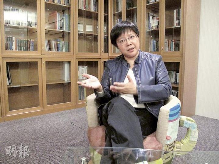 因上網學習支援計劃招標過程被捲進政治風波的iProA主席鄧淑明,接受專訪時表示,她在處理計劃的支援過程中,出錢、出力、出腦汁,做的事絕對「對得住」香港人。(曾愛盈攝)(明報製圖) 因上網學習支援計劃招標過程被捲進政治風波的iProA主席鄧淑明,接受專訪時表示,她在處理計劃的支援過程中,出錢、出力、出腦汁,做的事絕對「對得住」香港人。(曾愛盈攝)(明報製圖)