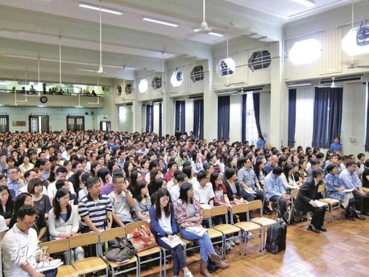 協恩中學昨舉行首場直資中一收生簡介會,吸引逾千家長及學生入場,較去年轉制前收生增逾六成,坐滿整個學校禮堂。(錢瑋琪攝) 協恩中學昨舉行首場直資中一收生簡介會,吸引逾千家長及學生入場,較去年轉制前收生增逾六成,坐滿整個學校禮堂。(錢瑋琪攝)
