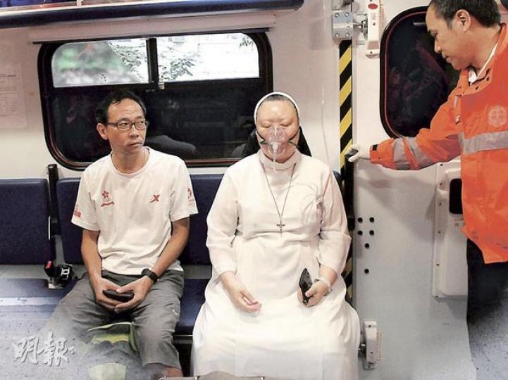 泥頭車撞小巴後,修女(右)與一名男乘客同受輕傷,登上救護車送院治理。(蔡方山攝) 泥頭車撞小巴後,修女(右)與一名男乘客同受輕傷,登上救護車送院治理。(蔡方山攝)