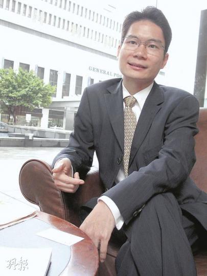 自由黨陳浩濂是今屆區選新丁,在山頂區參選,希望靠紮根社區的政績,為自由黨重奪「山頭」。(曾愛盈攝)公民黨陳淑莊上屆區選成功搶得山頂區這個自由黨的根據地,今屆面對自由黨的反擊,她表示會「咬緊牙關,搏盡應戰」。(余俊亮攝) 自由黨陳浩濂是今屆區選新丁,在山頂區參選,希望靠紮根社區的政績,為自由黨重奪「山頭」。(曾愛盈攝)公民黨陳淑莊上屆區選成功搶得山頂區這個自由黨的根據地,今屆面對自由黨的反擊,她表示會「咬緊牙關,搏盡應戰」。(余俊亮攝)