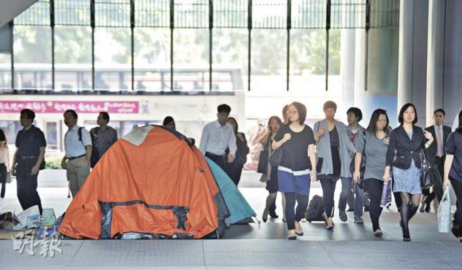 約40名「佔領中環」行動示威者繼續在匯豐銀行總行紮營。保安局長李少光呼籲示威者守法,但無回應在什麼情况下才會清場。(葉漢華攝) 約40名「佔領中環」行動示威者繼續在匯豐銀行總行紮營。保安局長李少光呼籲示威者守法,但無回應在什麼情况下才會清場。(葉漢華攝)