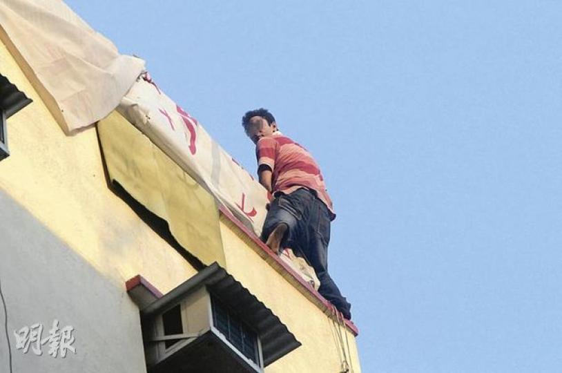 南亞裔男子疑因情緒問題於昨日在大角嘴一幢大廈的天台,危站壆邊尋死,經與談判專家對談5小時後終被勸服返回安全位置。(蔡方山攝)事發街道路狹窄,消防員無法開啟救生氣墊。(蔡方山攝) 南亞裔男子疑因情緒問題於昨日在大角嘴一幢大廈的天台,危站壆邊尋死,經與談判專家對談5小時後終被勸服返回安全位置。(蔡方山攝)事發街道路狹窄,消防員無法開啟救生氣墊。(蔡方山攝)