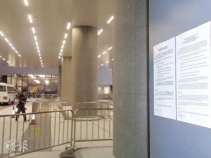 立法會新大樓示威區昨日出現「示威指引」(右),但有行管會成員不知情。(葉浩霖攝) 立法會新大樓示威區昨日出現「示威指引」(右),但有行管會成員不知情。(葉浩霖攝)