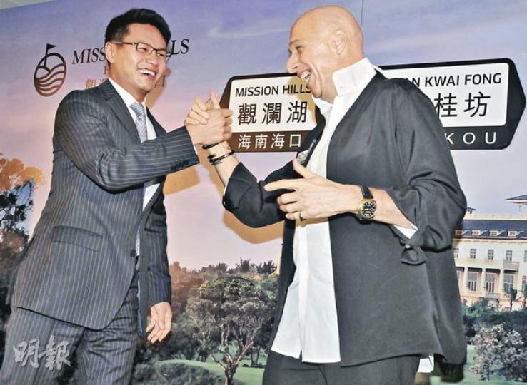 盛智文(右)表示,若內地調低銷售稅,將對香港旅遊業帶來威脅。圖左為觀瀾湖主席朱鼎健。(劉焌陶攝) 盛智文(右)表示,若內地調低銷售稅,將對香港旅遊業帶來威脅。圖左為觀瀾湖主席朱鼎健。(劉焌陶攝)