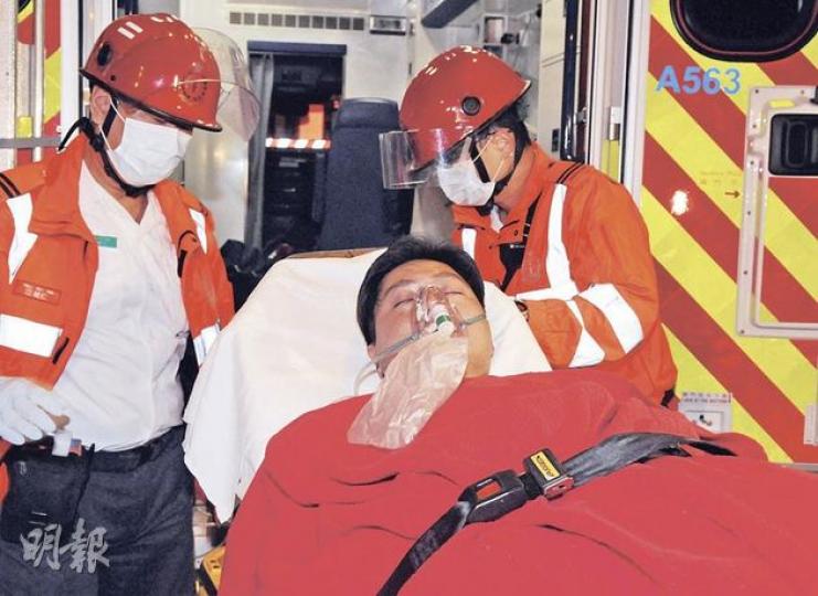 男戶主在住宅救火保家園,其間面部被熏黑,吸入濃煙不適,戴上氧氣罩送院。(蔡方山攝) 男戶主在住宅救火保家園,其間面部被熏黑,吸入濃煙不適,戴上氧氣罩送院。(蔡方山攝)