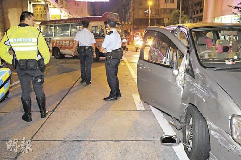 七人車被小巴猛撞後,車身凹陷及倒後鏡甩脫,司機卻迅速開門逃去。(蔡方山攝)警員在被撞的七人車上尋獲一個煙盒,內藏懷疑大麻毒品。(蔡方山攝) 七人車被小巴猛撞後,車身凹陷及倒後鏡甩脫,司機卻迅速開門逃去。(蔡方山攝)警員在被撞的七人車上尋獲一個煙盒,內藏懷疑大麻毒品。(蔡方山攝)