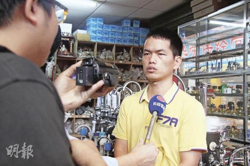 「第16名路人」水暖店主陳先生(右)發誓「百分之百沒有看到小悅悅」。(麥俊攝)新華勞保店陳先生(右)多次澄清當時沒有看到事故發生。(麥俊攝) 「第16名路人」水暖店主陳先生(右)發誓「百分之百沒有看到小悅悅」。(麥俊攝)新華勞保店陳先生(右)多次澄清當時沒有看到事故發生。(麥俊攝)