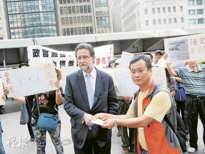 中國燃氣小股東代表向港交所上市科主管狄勤思(左)遞交請願信。(林紹桐攝) 中國燃氣小股東代表向港交所上市科主管狄勤思(左)遞交請願信。(林紹桐攝)