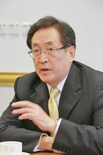任期即將屆滿的食物及衛生局長周一嶽,坦言仍有意繼續服務社會,更笑稱即使要他「降級」做副局長亦無所謂。(郭慶輝攝) 任期即將屆滿的食物及衛生局長周一嶽,坦言仍有意繼續服務社會,更笑稱即使要他「降級」做副局長亦無所謂。(郭慶輝攝)