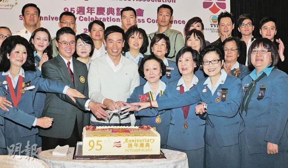 香港女童軍總會今年成立95周年,總會香港總監彭徐美雲(右二)、副會長唐英年母親唐尤淑圻(右三)、副會長梁王培芳等(右四)、和副會長王嚴君琴等(左一)等,聯同表演嘉賓陳豪(前左三)一同切蛋糕慶祝。彭徐美雲透露,已初步接觸民政事務局,商討興建單身青年宿舍安排。(劉焌陶攝) 香港女童軍總會今年成立95周年,總會香港總監彭徐美雲(右二)、副會長唐英年母親唐尤淑圻(右三)、副會長梁王培芳等(右四)、和副會長王嚴君琴等(左一)等,聯同表演嘉賓陳豪(前左三)一同切蛋糕慶祝。彭徐美雲透露,已初步接觸民政事務局,商討興建單身青年宿舍安排。(劉焌陶攝)