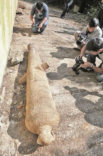 埋在泥土約300年的18世紀古炮,已沒有殺傷力。(林錫禮攝)荃錦公路一個地政署山坡發現古炮(箭嘴示)後,警方及消防員立即封鎖現場調查。(林錫禮攝) 埋在泥土約300年的18世紀古炮,已沒有殺傷力。(林錫禮攝)荃錦公路一個地政署山坡發現古炮(箭嘴示)後,警方及消防員立即封鎖現場調查。(林錫禮攝)