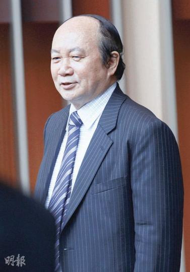 立法會議員詹培忠認為，即使外界對唐英年婚外情的報道準確無誤，他亦毋須道歉，認為唐與其「女伴」的關係是「你情我願」，並無侵犯他人權益。（李紹昌攝）對於兒子唐英年捲入緋聞一事，唐尤淑圻（左）昨日強調，全力支持兒子。昨日她出席女童軍總會活動，被傳為積極備選的梁振英之智囊鍾逸傑（右），替唐媽媽拉椅，盡顯紳士風度。（劉焌陶攝）