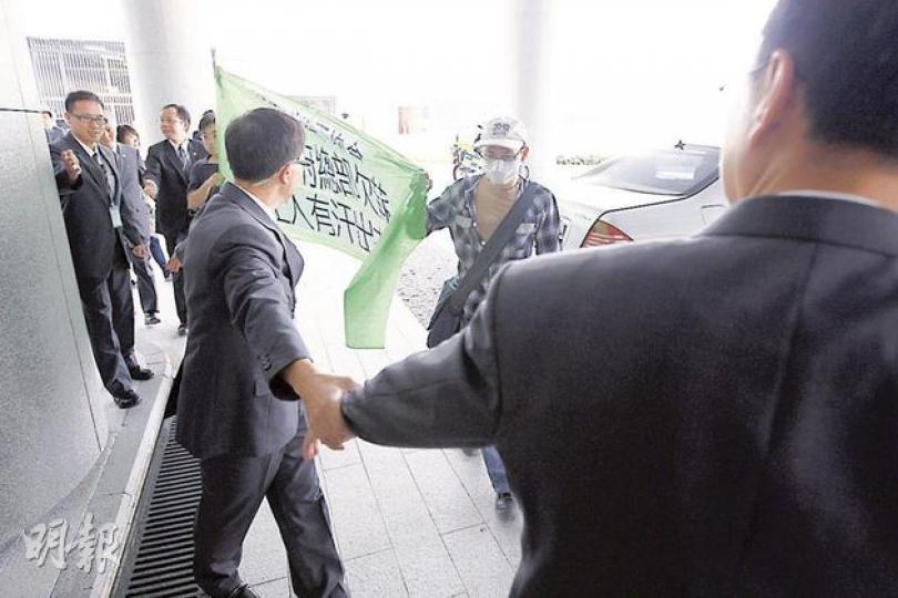 11名負責興建政府總部東座假天花的建築工人昨到政府總部示威,抗議被承判商拖欠薪金近20萬。他們在特首曾蔭權離開立法會大樓時,一度衝離示威區,向他展示橫額。 (李紹昌攝) 11名負責興建政府總部東座假天花的建築工人昨到政府總部示威,抗議被承判商拖欠薪金近20萬。他們在特首曾蔭權離開立法會大樓時,一度衝離示威區,向他展示橫額。 (李紹昌攝)