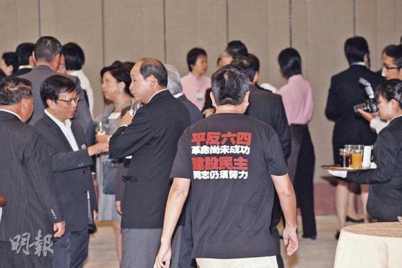 工黨籌委李卓人(圖中)、何秀蘭及街工梁耀忠,昨日特地穿上平反六四的T恤出席特首午宴。(李紹昌攝) 工黨籌委李卓人(圖中)、何秀蘭及街工梁耀忠,昨日特地穿上平反六四的T恤出席特首午宴。(李紹昌攝)