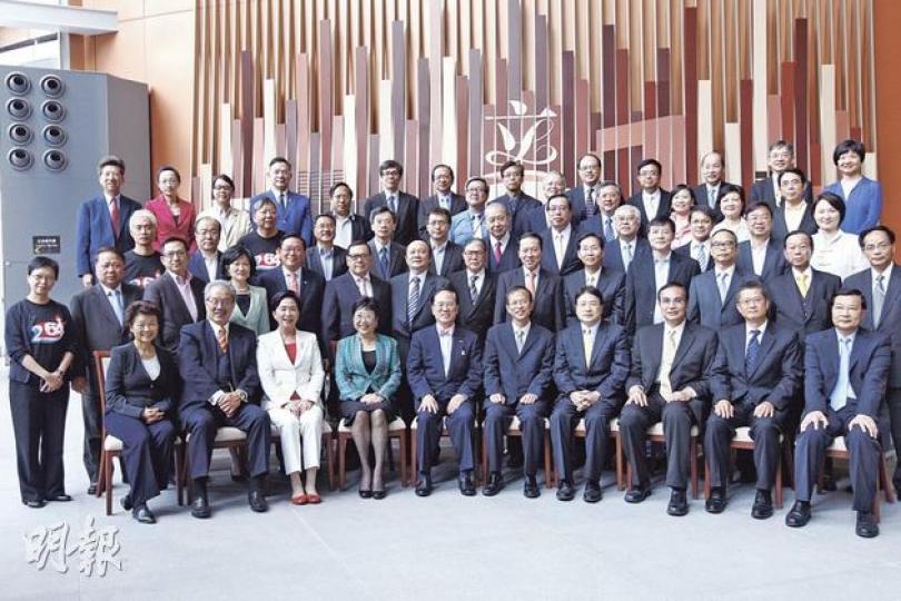 第一排左起:梁劉柔芬、黃宜弘、劉慧卿、劉健儀、特首曾蔭權、立法會主席曾鈺成、李華明、劉秀成、陳茂波、譚耀宗。第二排左起:何秀蘭、黃容根、葉偉明、葉劉淑儀、林健鋒、石禮謙、詹培忠、霍震霆、何鍾泰、陳健波、王國興、劉江華、劉皇發、葉國謙。第三排左起:梁耀忠、馮檢基、李卓人、李永達、李國麟、譚偉豪、李國寶、梁君彥、黃定光、陳克勤、張文光、李慧琼。第四排左起:何俊仁、潘佩璆、方剛、張宇人、梁美芬、李鳳英、黃國健。第五排左起:湯家驊、陳淑莊、張國柱、謝偉俊、鄭家富、甘乃威、黃成智、林大輝、涂謹申、張學明、 第一排左起:梁劉柔芬、黃宜弘、劉慧卿、劉健儀、特首曾蔭權、立法會主席曾鈺成、李華明、劉秀成、陳茂波、譚耀宗。第二排左起:何秀蘭、黃容根、葉偉明、葉劉淑儀、林健鋒、石禮謙、詹培忠、霍震霆、何鍾泰、陳健波、王國興、劉江華、劉皇發、葉國謙。第三排左起:梁耀忠、馮檢基、李卓人、李永達、李國麟、譚偉豪、李國寶、梁君彥、黃定光、陳克勤、張文光、李慧琼。第四排左起:何俊仁、潘佩璆、方剛、張宇人、梁美芬、李鳳英、黃國健。第五排左起:湯家驊、陳淑莊、張國柱、謝偉俊、鄭家富、甘乃威、黃成智、林大輝、涂謹申、張學明、