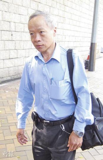 被入稟追討180萬元的趙宏琪昨日繼續到高院聽審。他的辯方律師多番質疑前校長林英偉有經濟困難,見單位賣得好價錢,才要求趙「知恩圖報」,林英偉一概否認。(林綺琪攝) 被入稟追討180萬元的趙宏琪昨日繼續到高院聽審。他的辯方律師多番質疑前校長林英偉有經濟困難,見單位賣得好價錢,才要求趙「知恩圖報」,林英偉一概否認。(林綺琪攝)