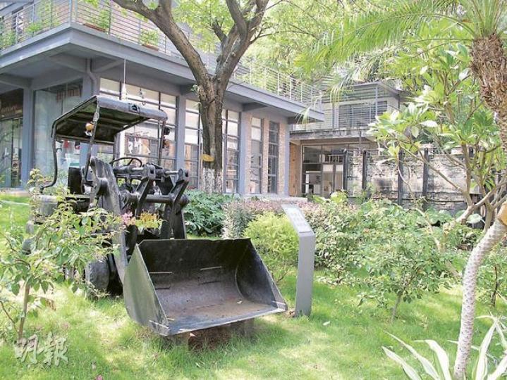 舊廠房機器物盡其用,剷泥車變成了創意園綠化場地的另類藝術品。(陳佩儀攝)1950年代的紅磚紡織廠,已變身時裝設計創意園,現在只可憑建築前的雕塑,懷緬昔日在工廠區內的工人。(陳佩儀攝) 舊廠房機器物盡其用,剷泥車變成了創意園綠化場地的另類藝術品。(陳佩儀攝)1950年代的紅磚紡織廠,已變身時裝設計創意園,現在只可憑建築前的雕塑,懷緬昔日在工廠區內的工人。(陳佩儀攝)