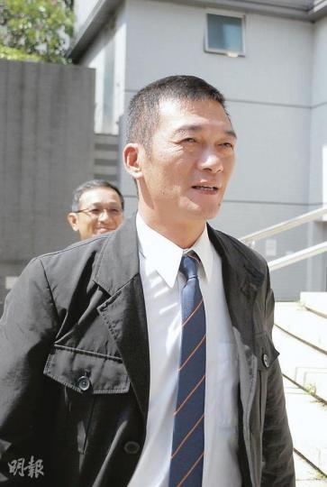 涉嫌狂打999投訴的士繞路的高級警員鄧志遠,被控阻差辦公,昨出庭應訊,否認控罪。他離開法院時,大方任記者拍照,毫不閃避。(阮穎嘉攝) 涉嫌狂打999投訴的士繞路的高級警員鄧志遠,被控阻差辦公,昨出庭應訊,否認控罪。他離開法院時,大方任記者拍照,毫不閃避。(阮穎嘉攝)