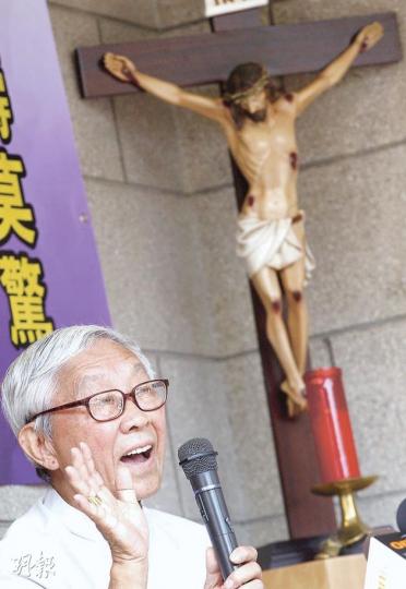 陳日君昨日早上完成72小時禁食,精神良好,身體各項指標亦正常。他表示,禁食是對《校本條例》損害教區辦學權表達悲哀、失望,日後會謹慎研究辦學章程,避免教育理念受損。(李紹昌攝)陳日君為《校本條例》司法覆核敗訴禁食3日,有教徒到場為他祈禱,並綁上寫了祝福字句的紅絲帶以示支持。(李紹昌攝) 陳日君昨日早上完成72小時禁食,精神良好,身體各項指標亦正常。他表示,禁食是對《校本條例》損害教區辦學權表達悲哀、失望,日後會謹慎研究辦學章程,避免教育理念受損。(李紹昌攝)陳日君為《校本條例》司法覆核敗訴禁食3日,有教徒到場為他祈禱,並綁上寫了祝福字句的紅絲帶以示支持。(李紹昌攝)