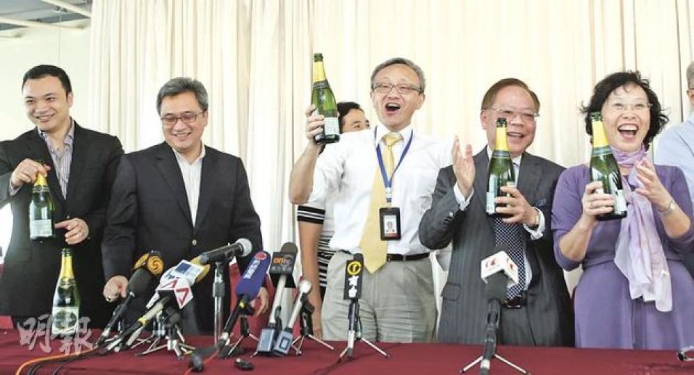 華懋慈善基金在龔如心爭產案終極勝訴,基金理事會主席龔仁心(中)與家人,包括兩名兒子龔皓(左一)及龔飈(左二)、姊姊龔中心(右一)及華懋老臣子梁榮江(右二)等人開香檳慶祝。龔氏姊弟和梁榮江都是華懋慈善基金的董事,據了解,由於基金管理層「龔家色彩太濃厚」,律政司認為未必符合龔如心遺產的要求。(林振東攝) 華懋慈善基金在龔如心爭產案終極勝訴,基金理事會主席龔仁心(中)與家人,包括兩名兒子龔皓(左一)及龔飈(左二)、姊姊龔中心(右一)及華懋老臣子梁榮江(右二)等人開香檳慶祝。龔氏姊弟和梁榮江都是華懋慈善基金的董事,據了解,由於基金管理層「龔家色彩太濃厚」,律政司認為未必符合龔如心遺產的要求。(林振東攝)