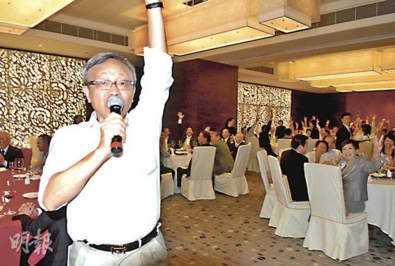 龔家昨晚在荃灣如心廣場酒店舉行「慶功宴」,臨散席之際,襲仁心(左)應記者要求安排大合照,並帶領一眾賓客同舉「V字」手勢大聲歡呼,慶祝長達4年的爭產官司終於大獲全勝。(鍾炳然攝)趙世曾(右)昨晚與女兒趙式芝(中)出席慶功宴,散席時龔仁心(左)親自送別。(鍾炳然攝) 龔家昨晚在荃灣如心廣場酒店舉行「慶功宴」,臨散席之際,襲仁心(左)應記者要求安排大合照,並帶領一眾賓客同舉「V字」手勢大聲歡呼,慶祝長達4年的爭產官司終於大獲全勝。(鍾炳然攝)趙世曾(右)昨晚與女兒趙式芝(中)出席慶功宴,散席時龔仁心(左)親自送別。(鍾炳然攝)