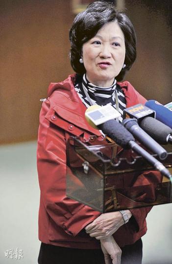 新民黨主席葉劉淑儀表示,該黨將於區議會選舉完結後召開黨員大會,討論是否支持她競逐特首。(何家達攝)唐英年昨甫踏入記者室,便指着背後的橫額澄清他並非任何「特首備選人」,他目前只是「考慮參選」。被問及下屆特首應否就《基本法》第23條立法,唐英年稱,這是一個嚴肅議題,待自己決定參選後會回答。(郭慶輝攝) 新民黨主席葉劉淑儀表示,該黨將於區議會選舉完結後召開黨員大會,討論是否支持她競逐特首。(何家達攝)唐英年昨甫踏入記者室,便指着背後的橫額澄清他並非任何「特首備選人」,他目前只是「考慮參選」。被問及下屆特首應否就《基本法》第23條立法,唐英年稱,這是一個嚴肅議題,待自己決定參選後會回答。(郭慶輝攝)