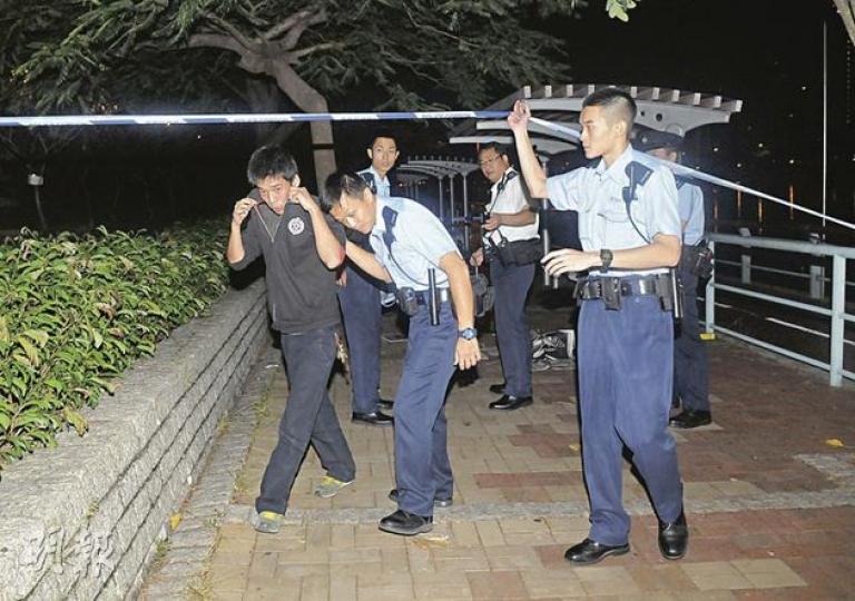 醉酒男子(左)遇劫後一度不滿記者拍照,但其後又叮囑記者「影靚啲」。(蔡方山攝) 醉酒男子(左)遇劫後一度不滿記者拍照,但其後又叮囑記者「影靚啲」。(蔡方山攝)