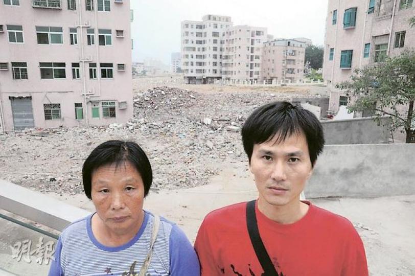 上月16日,高清雄被深圳公安以「妨礙公務」罪拘捕。7日後,拆遷隊即凌晨摸黑將他5層半高祖屋拆毀。高清雄的妻子何蓮嬌(右)與女婿黃清華(左)在廢墟前,一臉無奈。(明報記者攝)(明報製圖) 上月16日,高清雄被深圳公安以「妨礙公務」罪拘捕。7日後,拆遷隊即凌晨摸黑將他5層半高祖屋拆毀。高清雄的妻子何蓮嬌(右)與女婿黃清華(左)在廢墟前,一臉無奈。(明報記者攝)(明報製圖)