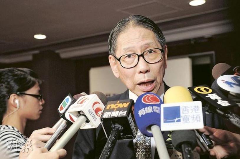 港大校務委員會主席梁智鴻重申,徐立之最終不留任校長是個人決定。(陳淑安攝)香港大學校長徐立之(右)昨晨出席香港大學資訊日開幕禮後,再到禮賓府出席特區政府授勳典禮,典禮後與港大校務委員會主席梁智鴻(左)一同離開禮賓府宴會廳,但並沒有像梁智鴻般穿梭場內與其他賓客傾談,反而獨自站在一旁喝東西。(李紹昌攝)港大校長徐立之(右)表示,已向校委會表示願意做到新校長上任。1972年至1986年校長黃麗松(左二)昨亦有出席典禮。(李紹昌攝) 港大校務委員會主席梁智鴻重申,徐立之最終不留任校長是個人決定。(陳淑安攝)香港大學校長徐立之(右)昨晨出席香港大學資訊日開幕禮後,再到禮賓府出席特區政府授勳典禮,典禮後與港大校務委員會主席梁智鴻(左)一同離開禮賓府宴會廳,但並沒有像梁智鴻般穿梭場內與其他賓客傾談,反而獨自站在一旁喝東西。(李紹昌攝)港大校長徐立之(右)表示,已向校委會表示願意做到新校長上任。1972年至1986年校長黃麗松(左二)昨亦有出席典禮。(李紹昌攝)