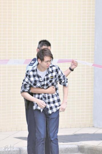 老婦疑抹窗墮樓身亡,其子到地面現場見狀失聲痛哭,情緒激動,在警員攙扶下離開。(林錫禮攝)六旬婦疑在30多樓寓所抹窗時失平衡墮下身亡,頭部撞上一樓簷篷再反彈倒地,腦漿塗地。(林錫禮攝) 老婦疑抹窗墮樓身亡,其子到地面現場見狀失聲痛哭,情緒激動,在警員攙扶下離開。(林錫禮攝)六旬婦疑在30多樓寓所抹窗時失平衡墮下身亡,頭部撞上一樓簷篷再反彈倒地,腦漿塗地。(林錫禮攝)
