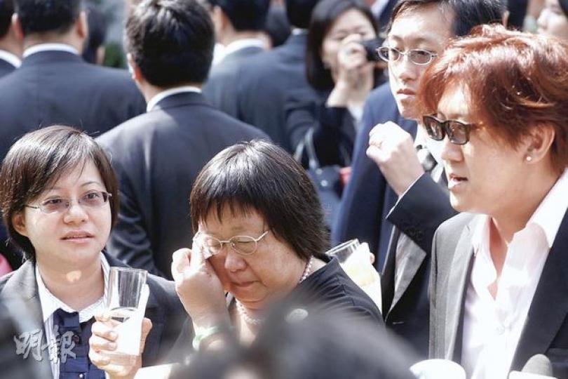 謝廷駿母親(左二)、胞弟謝志恆(右二)及胞兄謝志堅(右一)代表謝廷駿領獎,謝母於授勳典禮後仍忍不住傷痛,提及故子時不禁落淚。(李紹昌攝) 謝廷駿母親(左二)、胞弟謝志恆(右二)及胞兄謝志堅(右一)代表謝廷駿領獎,謝母於授勳典禮後仍忍不住傷痛,提及故子時不禁落淚。(李紹昌攝)