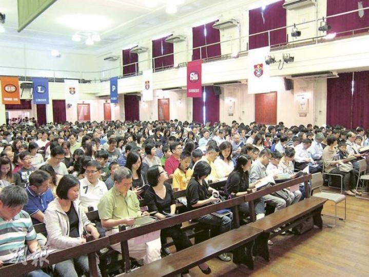傳統名校拔萃男書院昨日舉行2012年度中一收生簡介會,兩場簡介會吸引逾2300名家長及學生慕名到場,坐滿整個學校禮堂。 (錢瑋琪攝) 傳統名校拔萃男書院昨日舉行2012年度中一收生簡介會,兩場簡介會吸引逾2300名家長及學生慕名到場,坐滿整個學校禮堂。 (錢瑋琪攝)
