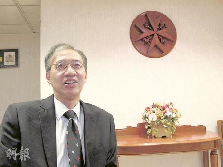 前北區醫院急症室主管鍾展鴻支持醫管局引入海外醫生，認為即使免試輸入的海外醫生，亦不會比本地畢業的實習醫生差。（余卓善攝）