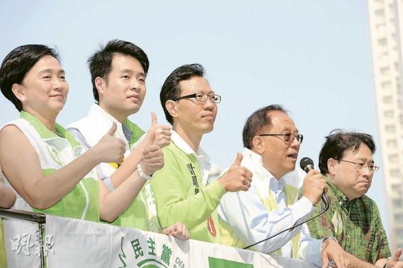 民主黨李耀基（左二）獲民主黨重點栽培，昨日黨內多名前輩為他落區宣傳，包括副主席劉慧卿（左一）、前主席楊森（右二）及立法會議員李華明（右一），惟李耀基坦言勝算不大。（尹錦恩攝）