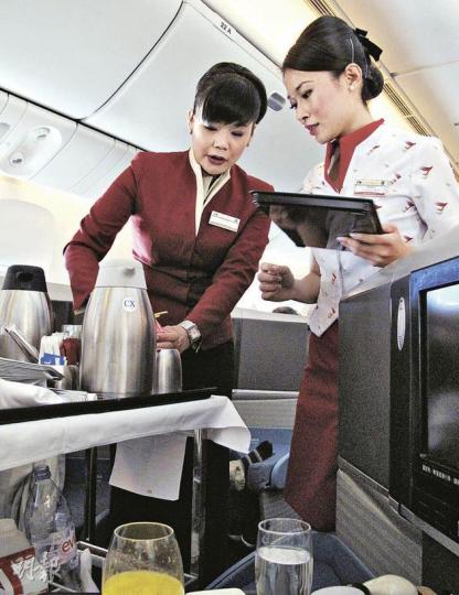 Carine（左）及Grace（右）笑言，知道有酒樓以空姐制服作藍本訂做侍應服，不過二人異口同聲指空姐不止「侍應咁簡單」。（梁琬珊攝）在日本下機後，活力充沛的空姐Grace（右）相約空中少爺Leo（左），帶着地圖去逛街。（梁琬珊攝）（明報製圖）