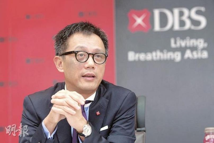 星展集團財資及市場部總監伍維洪表示，近日離岸人民幣價格大跌，有外資基金以每手數億美元計的份額入貨，這反映投資者看好人民幣前景。（鄧宗弘攝）（明報製圖）