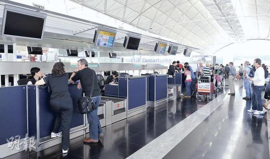 受到工潮影響的澳航昨日繼續停航，大批滯留在香港機場的旅客，昨晨到澳航櫃位查詢最新情况。（葉漢華攝）