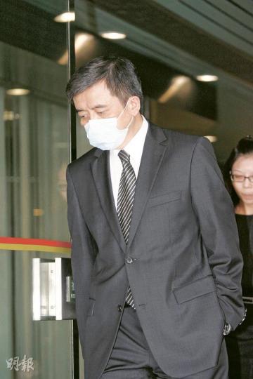 負責手術的婦產科醫生黃嘉謀散庭後戴上口罩,不發一言,低頭匆匆離去。(郭慶輝攝) 負責手術的婦產科醫生黃嘉謀散庭後戴上口罩,不發一言,低頭匆匆離去。(郭慶輝攝)