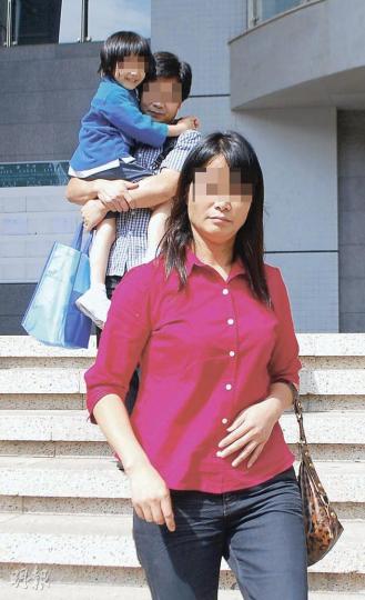 涉嫌攬着子女危坐馬路的被告(前)被揭發是「二奶」,她與男友(後右)及5歲女兒(後左)在中午休庭時一同離開法院。(阮穎嘉攝) 涉嫌攬着子女危坐馬路的被告(前)被揭發是「二奶」,她與男友(後右)及5歲女兒(後左)在中午休庭時一同離開法院。(阮穎嘉攝)