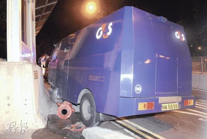 解款車撞毁路邊水龍頭後撼向隔音屏石壆,因車門損毁觸動保安系統,導致所有車門關上。(蔡方山攝) 解款車撞毁路邊水龍頭後撼向隔音屏石壆,因車門損毁觸動保安系統,導致所有車門關上。(蔡方山攝)