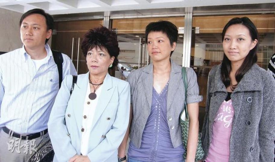國泰空中服務員工會副主席關笑華(左二)指出,希望案件盡早解決,好讓她們可以開始計算賠償額。(黃景怡攝) 國泰空中服務員工會副主席關笑華(左二)指出,希望案件盡早解決,好讓她們可以開始計算賠償額。(黃景怡攝)