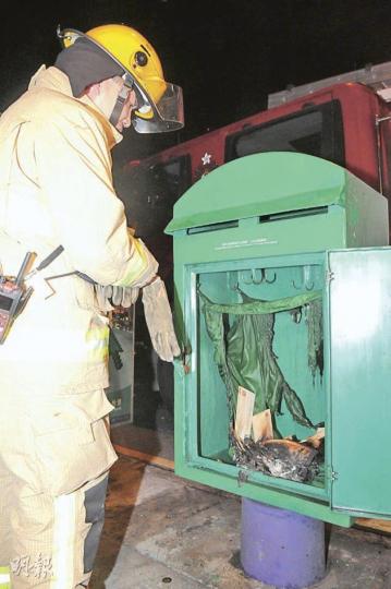 大南西街路邊郵筒被拋入火種縱火,消防員用滅火筒撲熄,裏面的信件被燒毁。(蔡方山攝) 大南西街路邊郵筒被拋入火種縱火,消防員用滅火筒撲熄,裏面的信件被燒毁。(蔡方山攝)