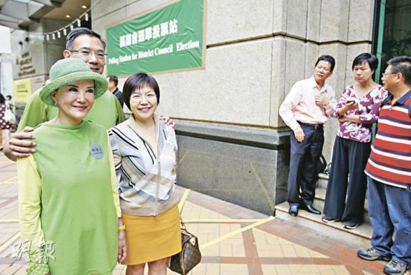 以踢走社民連麥國風(右三)為參選政綱的灣仔樂活候選人白韻琹(左一),昨日獲男友、立法會議員謝偉俊(左二)站台,玄學家麥玲玲(左三)也來撐場。(郭慶輝攝) 以踢走社民連麥國風(右三)為參選政綱的灣仔樂活候選人白韻琹(左一),昨日獲男友、立法會議員謝偉俊(左二)站台,玄學家麥玲玲(左三)也來撐場。(郭慶輝攝)
