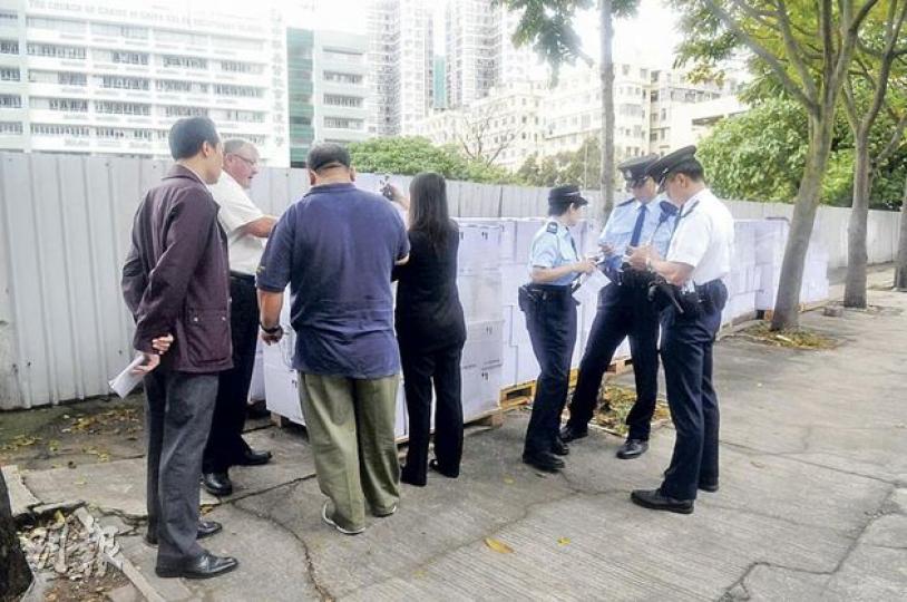 一批估值約70萬元的過萬支廉價紅酒,遭棄置於土瓜灣街頭,警員到場調查。(蔡方山攝)在土瓜灣被棄的3款紅酒,其中兩款(左一、二)在港售價約40元,另一款Cono Sur Merlot(右)則售低於100元。(蔡方山攝)(明報製圖) 一批估值約70萬元的過萬支廉價紅酒,遭棄置於土瓜灣街頭,警員到場調查。(蔡方山攝)在土瓜灣被棄的3款紅酒,其中兩款(左一、二)在港售價約40元,另一款Cono Sur Merlot(右)則售低於100元。(蔡方山攝)(明報製圖)
